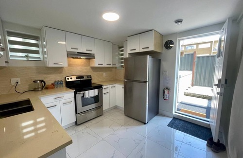 New Westminster House | Garden Suite 2-Bed/1-Bath ncan be Interconnected with additional Suite