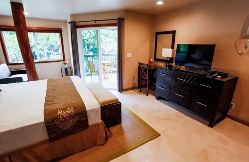 Keaukaha Hotel | Garden View Room - Oceanfront Hilo Beach House Inn