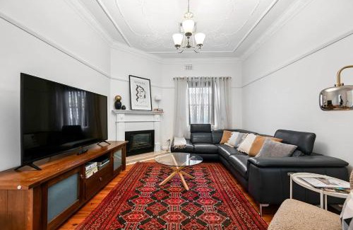 Orange House | Gardiner Cottage - Stylish & Elegant, Walk to CBD