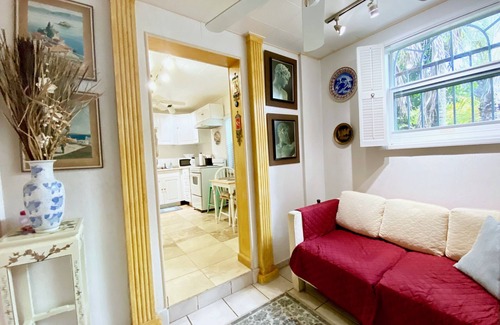 Northeast Miami Cottage | Gardolinos Cottage near the bay