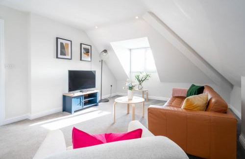 Redhill Apartment | Garland Penthouse - Large 2 bed 2 bath self contained flat
