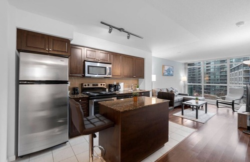Fort York Hotel | Garrison Commons - Free Parking - Pool - Gym