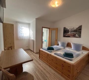 Oberdorla House | Gasthaus und Pension Halli-Galli