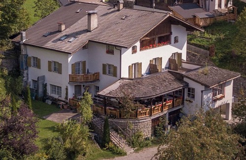 Santa Valburga Apartment | Gasthof Kirchsteiger 'Zimmer 10' with Lake View, Shared Terrace and Wi-Fi