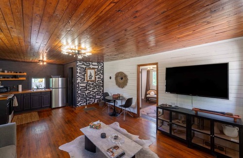 Gastonia Cabin | Gastonia Getaway: Fenced Yard, Workspace & Netflix