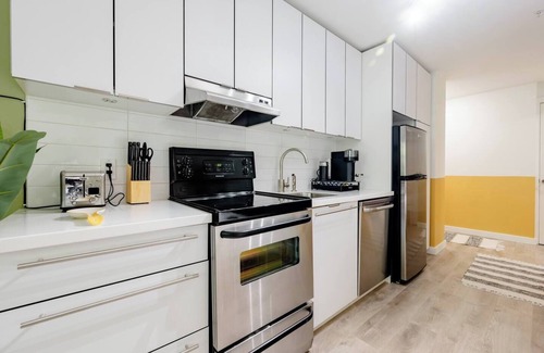 Downtown Eastside Apartment | Gastown Haven: Where History Meets Comfort