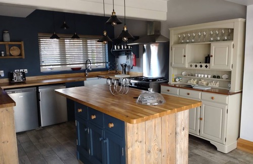 Woodhall Spa House | Gate House - entire home located on the riverside in Woodhall Spa with a hot tub & games room