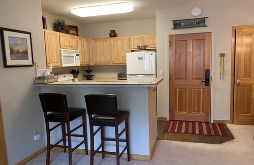 Mountain House Condo | Gateway River Run: 2 Suites, Walk to Lifts, Slope Views, Washer/Dryer