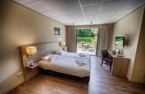 Beekbergen-West Hotel | Gateway to Nature Reserves, Monkey Parks, and Dutch Heritage! Free Parking!