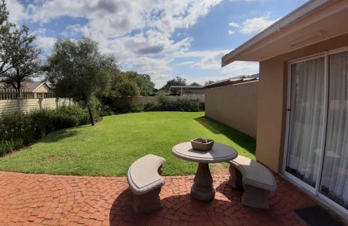Fichardt Park Apartment | Gathering Guesthouse - Aloe room