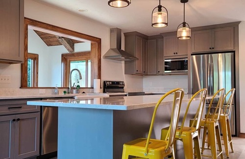 Mukwonago House | Gathering Table Retreat -Secluded farmhouse with pool & pond