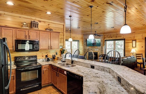 Gatlinburg Cabin | Gatlinburg - 5 Star Lodge - 5 Bedrooms - Sleeps 18