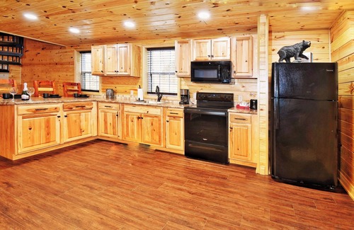 Gatlinburg - Pigeon Forge Cabin | Gatlinburg New Cabin Mtn Views, King Bed, Internet, Hot Tub, Outdoor TV, Tickets