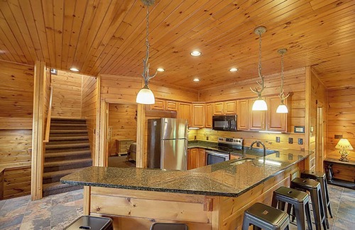 Gatlinburg Cabin | Gatlinburg - Take Me Away - 5 Bdrms.