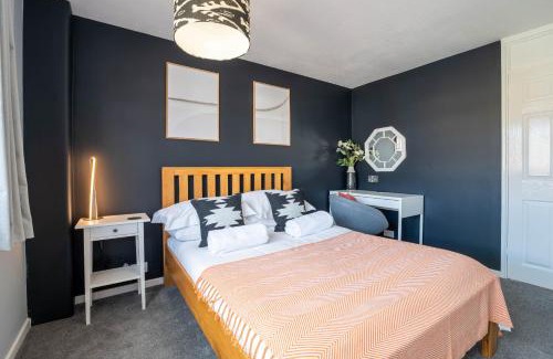 Horley House | Gatwick Place - 4 bed 2 bath self contained house with private garden
