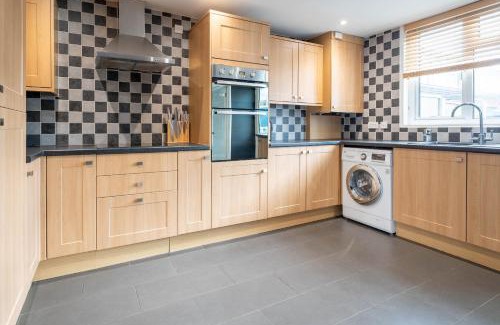 Horley House | Gatwick Place - 4 bed 2 bath self contained house with private garden