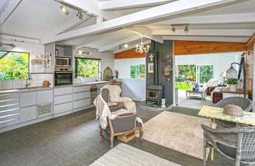 Tuateawa House | Gaze over the Pacific OceannListen to the birds. relax