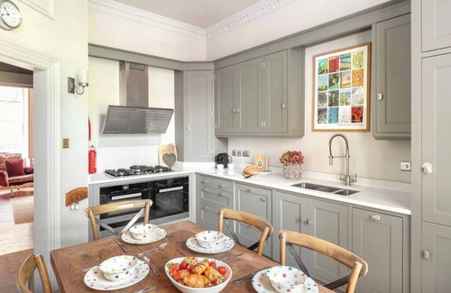 Upper Town Apartment | 3-bedroom Georgian maisonette