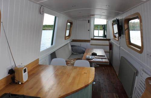 Cambridge Boat Rental | 35 m² Houseboat ∙ 2 bedrooms ∙ 6 guests