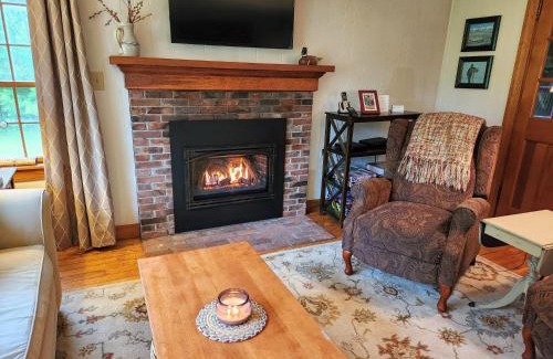 Easton House | GC Adorable home 20 minutes from CannonFranconia Notch Fire Pit wifi laundry Pet friendly