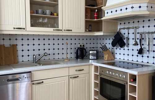 Thandorf Apartment | Gemütliche Ferienwohnung im Erdgeschoss eines Reetdachhauses mitten im Grünen