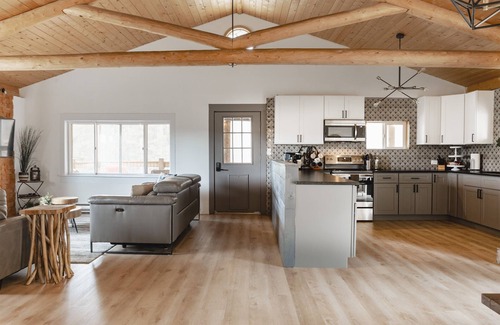 Pleasant Park Corridor Cabin | Genuine Log Cabin: Hottub, Fast Wifi, Covered Deck