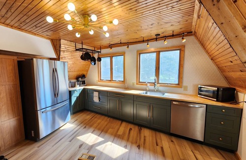 Smyrna Cottage | Geodome home hot tub dog friendly Rockford