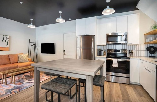 Holland Condo | George 202 Modern 8th Street Condo with Balcony