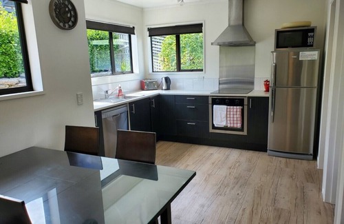 Wanaka House | George's House: Town Centre, amazing views, warm & pet friendly