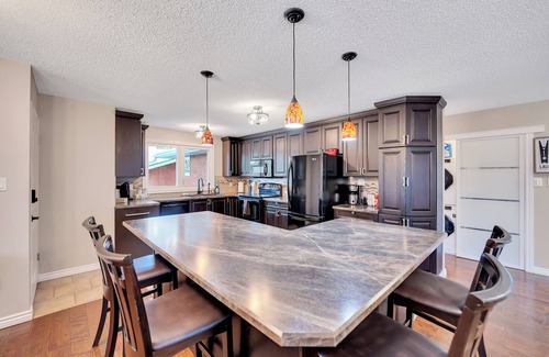 Sherwood Park House | Georgia - 3 BR Bungalow w/Deck, BBQ & Near Mall