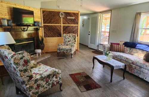Wagoner House | Georgie's Getaway! Beautiful 3bd 2ba lake view