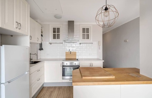 Newtown Apartment | Georgina Mid Century Modern Poolside Stay
