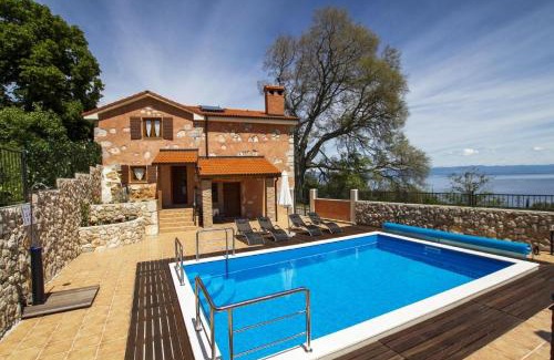 Brsec House | Geräumiges Ferienhaus In Brseč Mit Privatem Pool
