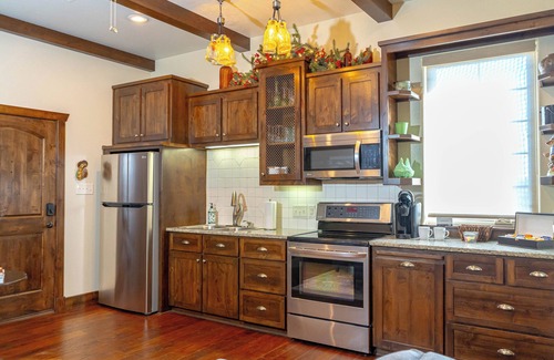 Muenster Bed & Breakfast | German Escape| Balcony+ Patio in Downtown Muenster