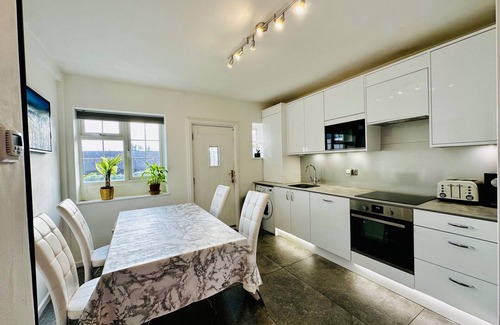 Gerrards Cross Apartment | Gerrardscross-sleeps4-parking-petfriendly-wembley