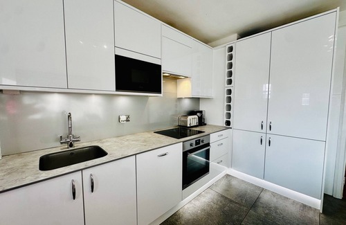 Gerrards Cross Apartment | Gerrardscross-sleeps4-parking-petfriendly-wembley