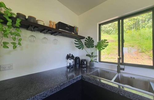 Kiikii Tapere House | Get the best views of the ocean! Central to everything on the island!
