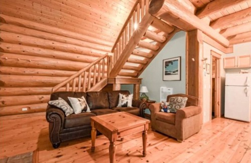 Golden Apartment | Getaway Cabin Ideal For Groups Exploring Rockies