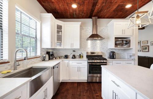 Eastside Promise Neighborhood House | Getaway Nr Dt River Walk Bbq Yard Pet Games