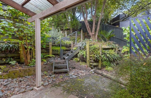 St. Heliers Apartment | Getaway Pad with garden and courtyard