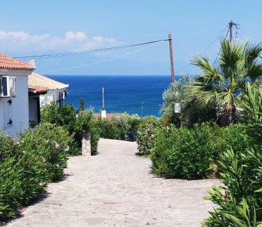 Kompi House | Giannis House 2 minutes walk to the beach Peroulia