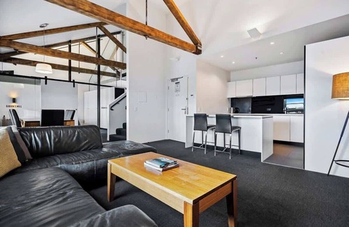 Sullivan's Cove Apartment | Gibson's Mill Penthouse with private balcony - 301
