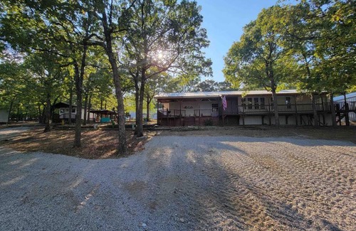 Blocker House | Gigi's Spacious Lakefront with Boat Ramp Access! Newly Remodeled, Sleeps 8!
