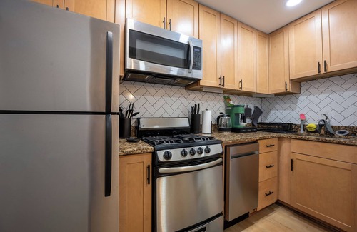 Shaw Apartment | Gilded Nest - 2BR English Basement in Logan Circle