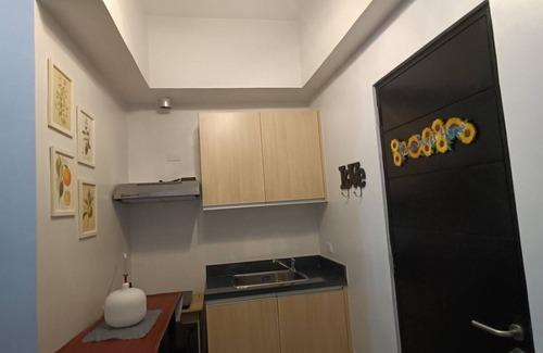 Highway Hills Hotel | GINA'S STAYCATION AT AMA TOWER RESIDENCES, EDSA WITH PAID PARKING (BESIDE POEA)