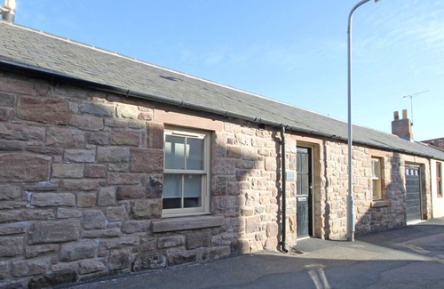 Seahouses House | Ginnel Cottage - Two Bedroom House, Sleeps 4