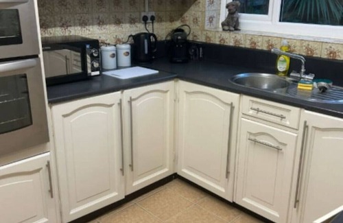 Ipswich House | Gippeswyk Home: 6BR 2BATH Perfect for Contractors