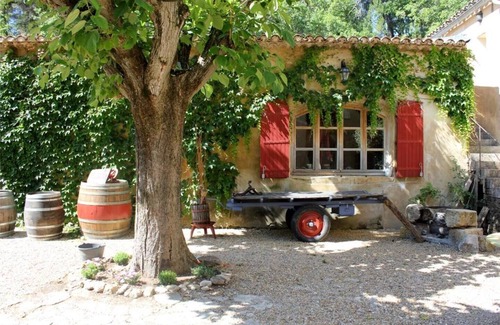 Maubec Apartment | Gîte Amandier - in the Provencal farmhouse of Domaine Faverot