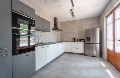 Le Bois-d'Oingt Villa | Gite des ifs-Villa-Terrace-Ensuite