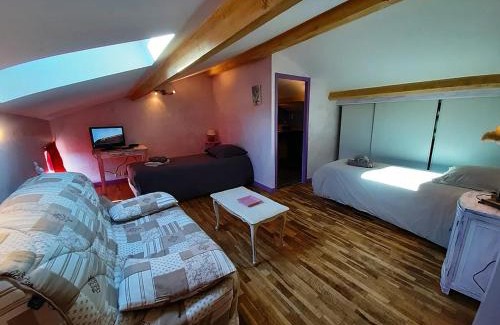 Proulieu House | GITE DU ROY D'AMONT Plaine de l'Ain, Parking, Local vélo et table d'hôtes